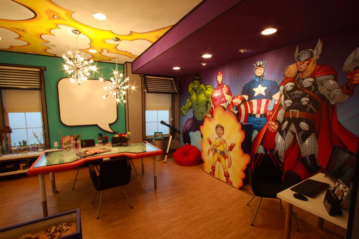 Office marvel. Комната гика Марвел. Интерьер в стиле Marvel. Кафе в стиле супергероев. Кафе в стиле Марвел.