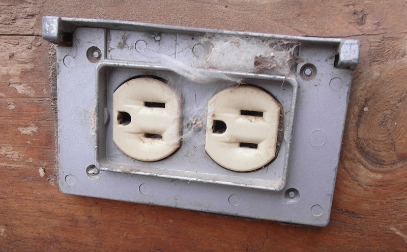 Saving Money With Diy How To Replace An Outdoor Outlet Cover